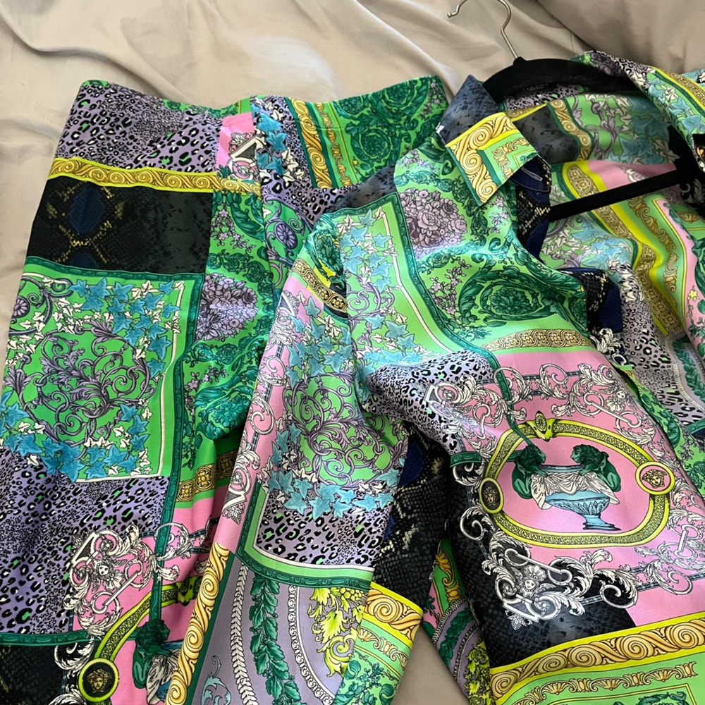 NEVER WORN Versace women leggings and shirt set.